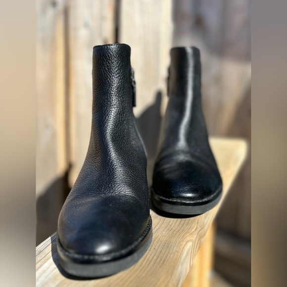 Cole Haan, River Chelsea Waterproof Leather
Bootie/Side Zip size 71/2B Black - Picture 2 of 11